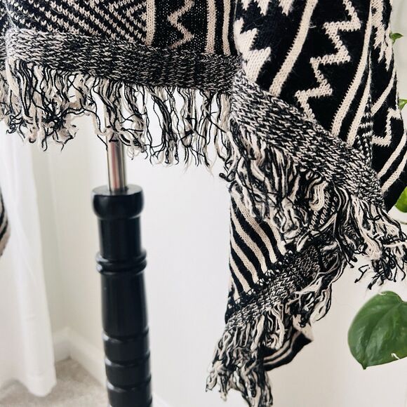 PINK Victoria's Secret Black and White Patterned Cardigan Sweater. Size L. EUC. - Picture 7 of 8